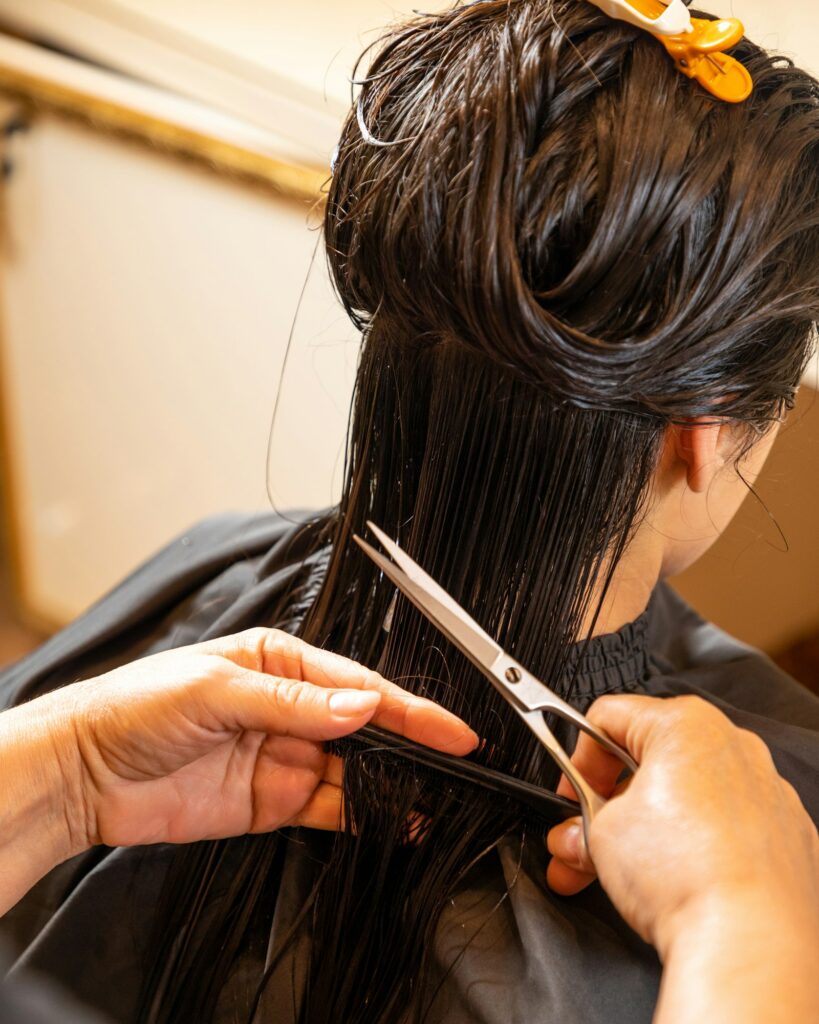 Peluquera cortando el pelo con tijeras